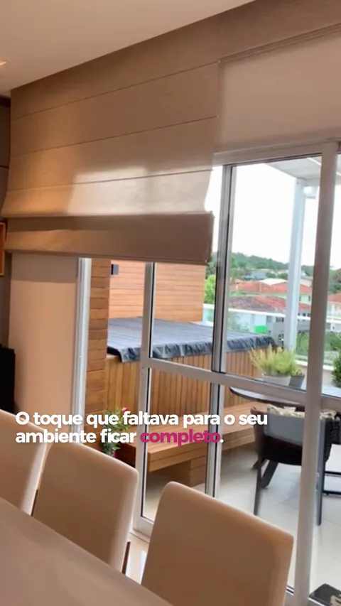 Tem ambientes que parecem ganhar vida quando o detalhe certo entra em cena. A persiana certa muda a luz, traz mais...